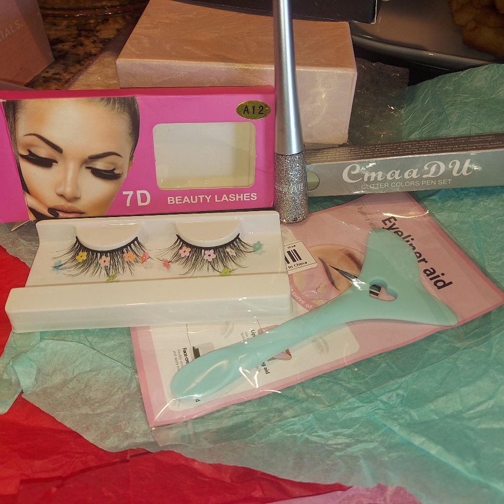 Bundle of spring lashes silver eyeliner and a liner aid